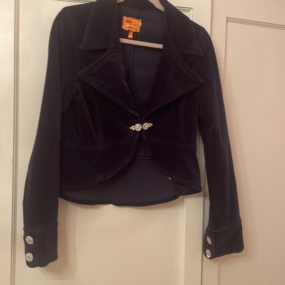 BEAUTIFUL CROPPED BLUE VELVET BLAZER WITH RHINESTONE BUTTON DETAIL!